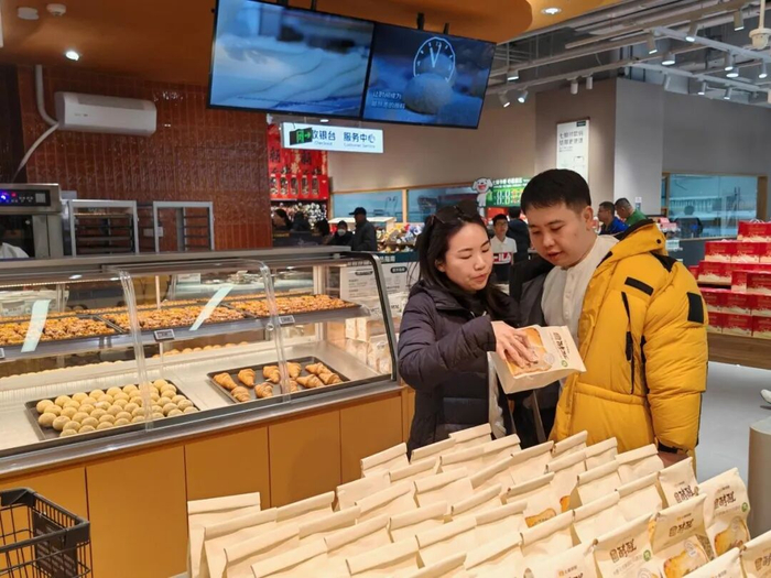 顾客在认真查看配料表。刘军民 摄