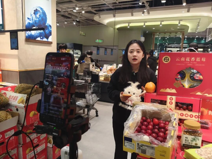 商家现场直播。赵宗祥 摄