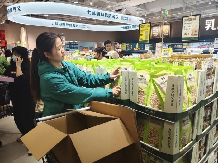 上货的店员忙得不可开交。赵宗祥 摄