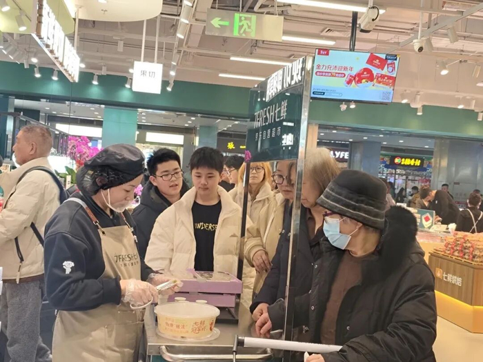 “看得见的品质”——店员现场制作食材引得顾客纷纷围观。赵宗祥 摄