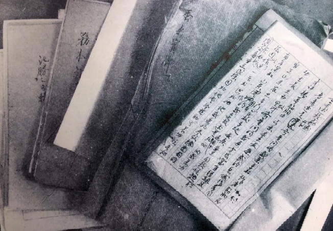 郑辟疆校译大量的蚕丝古籍，图源：方志江苏