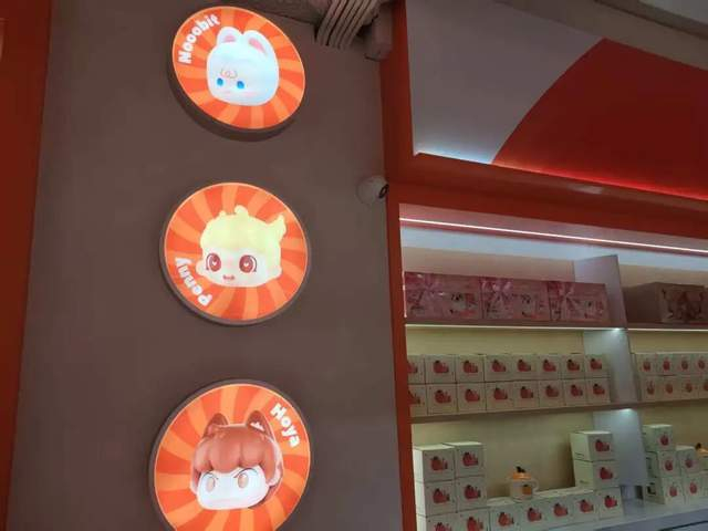 图注：好运连得门店内展示的3个自有潮玩IP。（Tech星球拍摄）