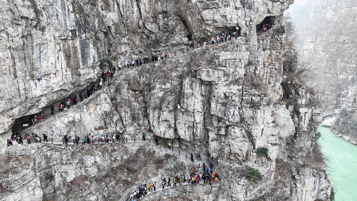 游客在四川省汉源县永利彝族乡古路村体验骡马道徒步（无人机照片，2024年3月16日摄）。新华社发（张鸿鑫 摄）