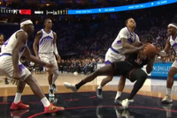 没升级！乔治抱摔动作放倒博纳 裁判回看后仍吹普通犯规