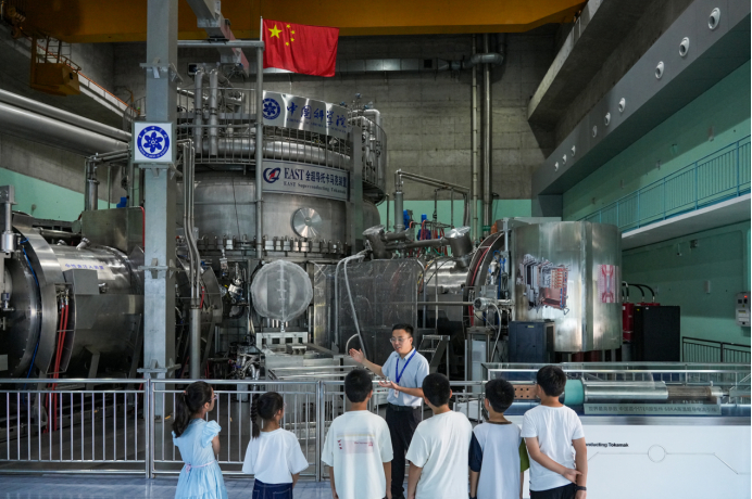 ​青少年参观EAST（全超导托卡马克核聚变实验装置），俗称“人造太阳”。（图源：中安在线）