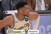 看不到一点希望！字母哥拿球怒砸篮架泄愤吃到技犯