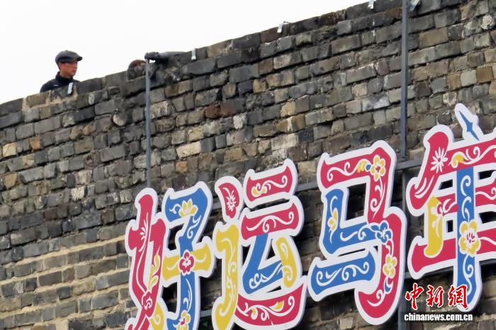 3月4日，江苏南京，市民登上有着600多年历史的明城墙欣赏风景。中新社记者 泱波 摄