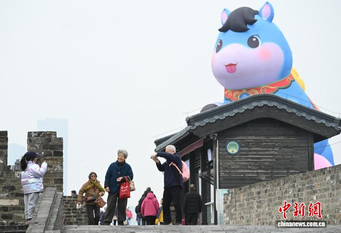 3月4日，江苏南京，市民登上有着600多年历史的明城墙参观。中新社记者 泱波 摄