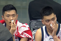 复刻CBA名场面！场边陈林坚和陈培东同时拿纸巾擦拭血迹