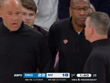 再吹就仨了！布伦森造亚历山大进攻犯规未果 布朗不满吃T