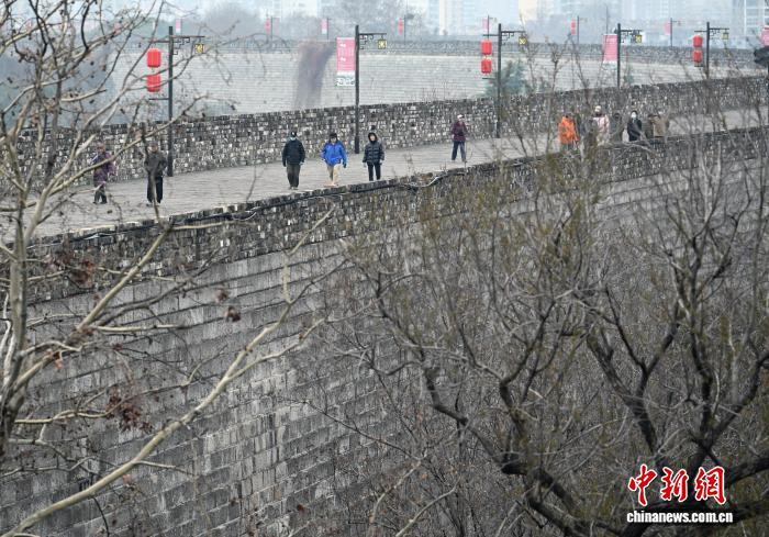 3月4日，江苏南京，市民登上有着600多年历史的明城墙欣赏风景。中新社记者 泱波 摄