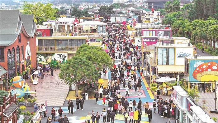 逛山地潮集，品布依年味。春节假期，黔西南州兴义市万峰林景区峰潮集人气爆棚。贵州日报天眼新闻记者 刘朝富 摄