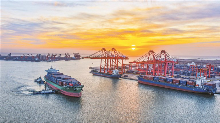     2026年1月19日，一艘货轮在拖船的协助下驶入河北省唐山港京唐港区集装箱码头（无人机照片）。新华社发（刘满仓  摄）