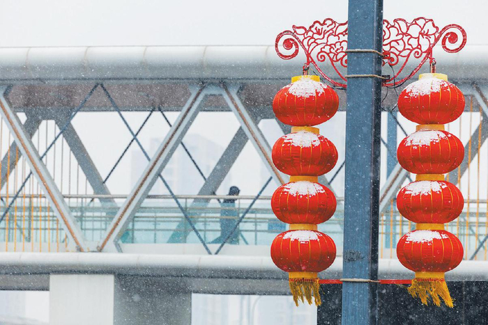 3月4日，通朝大街，红灯笼上落了一层积雪。 新京报记者 王子诚 摄