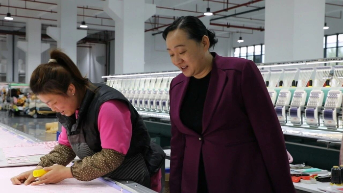 2026年2月24日，邓群（右）调研经开区产业项目建设及复工复产工作。图源/蓝山发布