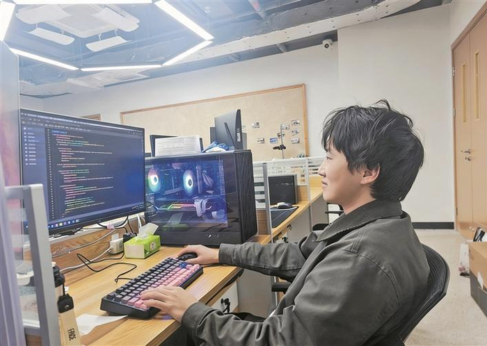     3月2日，在重庆科技大学DAIP实验室，吴磊专注开展“智慧分布式能源可视化平台”前端开发工作。兵团日报常驻记者  李欣奕  摄