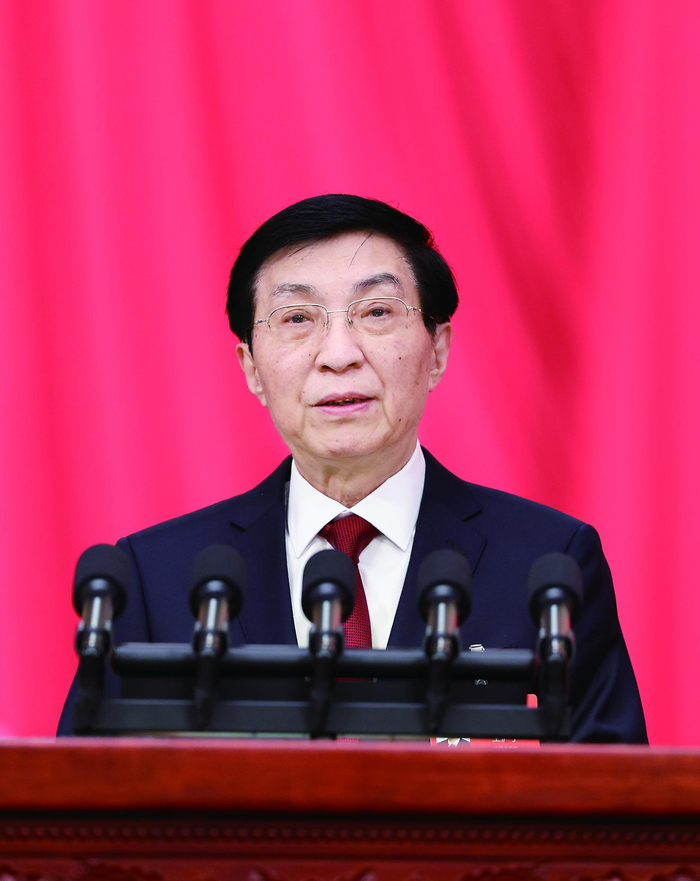     全国政协主席王沪宁代表政协第十四届全国委员会常务委员会，向大会报告工作。新华社发