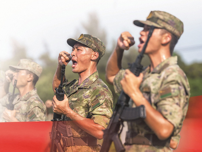 　　第73集团军某旅在野外驻训场组织新兵授枪仪式。新华社发