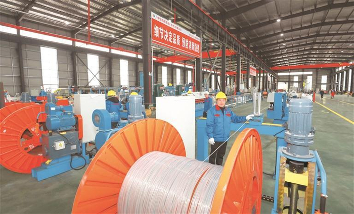 位于黔南州龙里经济开发区的中钛线缆集团（贵州）有限公司生产车间内，自动化生产线全速运转。通讯员 肖伟 摄