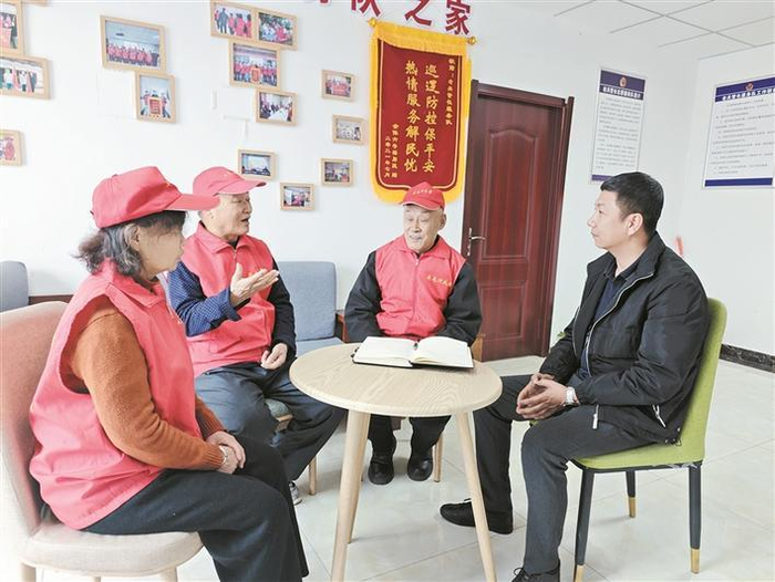     3月2日，“老兵警长志愿服务队”队员在调解室里向前来咨询问题的居民解释相关法律政策。    兵团日报常驻记者  冯晓玲  摄