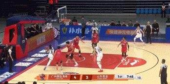 机警！高诗岩前场飞身抢断 随即上篮得手拿到2分