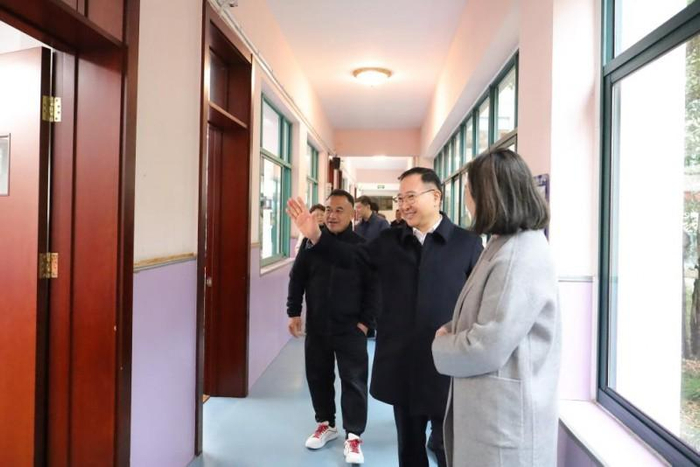 图左：李宗建  图右二：黄冲