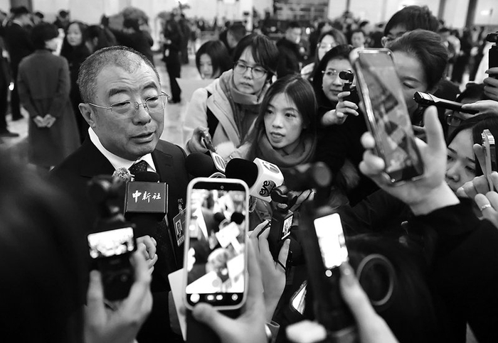 图为3月4日全国政协委员齐向东在开幕会前接受媒体采访。