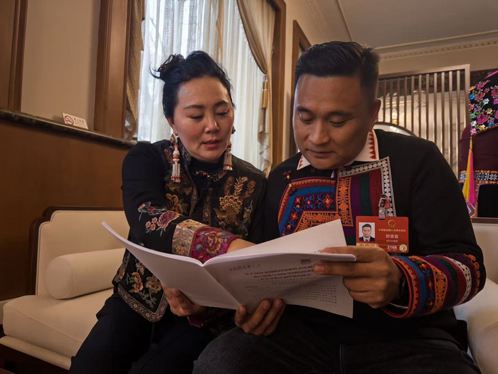 3月5日，乔进双梅（左一）与郑望春在驻地一边阅读政府工作报告，一边交流。新华社记者 唐文豪 摄