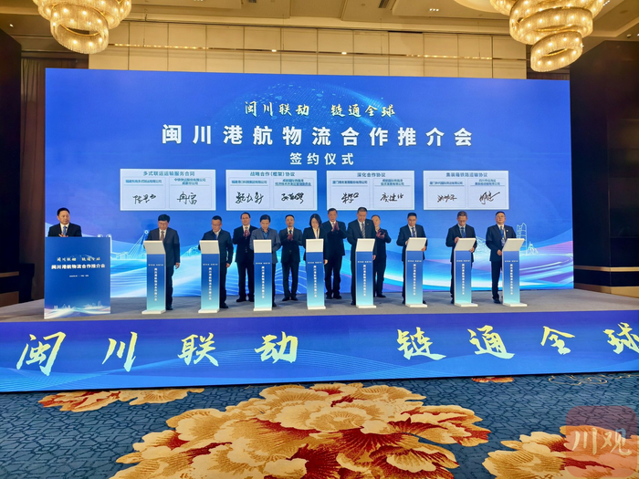 现场签约。陈杰 摄