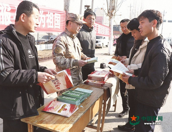 　　山东省宁阳县人武部工作人员在街头开展征兵宣传。侯中兴 摄