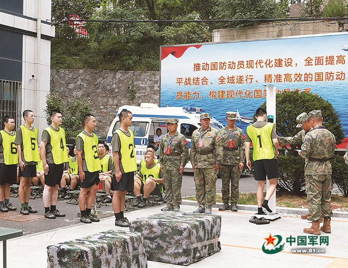  辽宁省大连市中山区人武部按照“五维四型”要求，对应征青年进行体测。徐英俊 摄