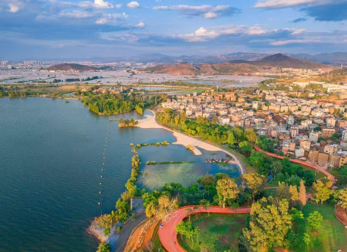 昆明欢迎广大游客来体验“湖滨春城，山水花都”的惬意生活