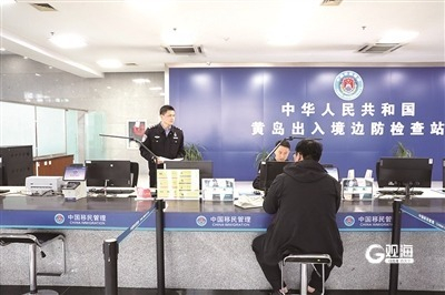 船员配合边检办理国际换班船员联合查验业务。