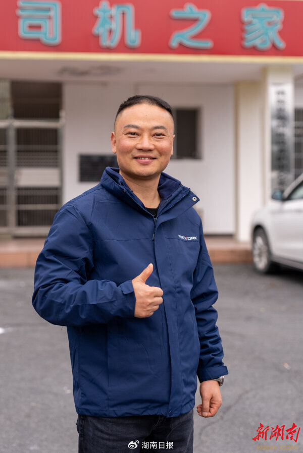 2月25日，龙兵在桃源县茶庵铺镇司机之家留影。 湖南日报全媒体记者 傅聪 摄​