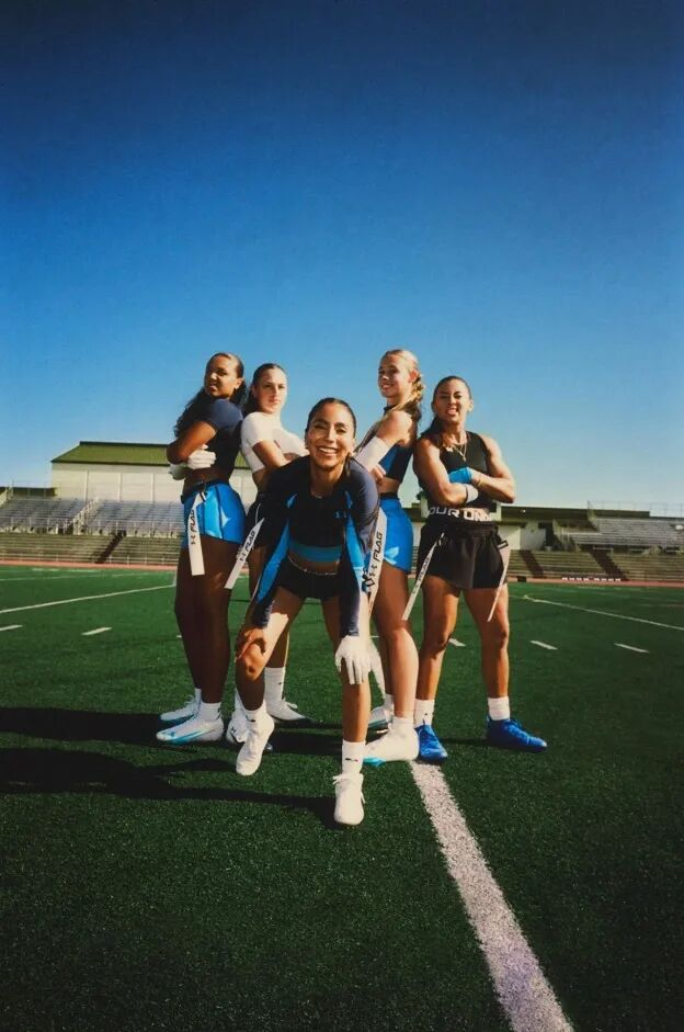 女子腰旗橄榄球运动员身着安德玛服饰 图片来源：安德玛