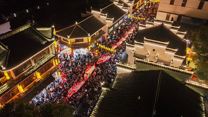 春节鱼灯巡游现场。邹韩欣摄