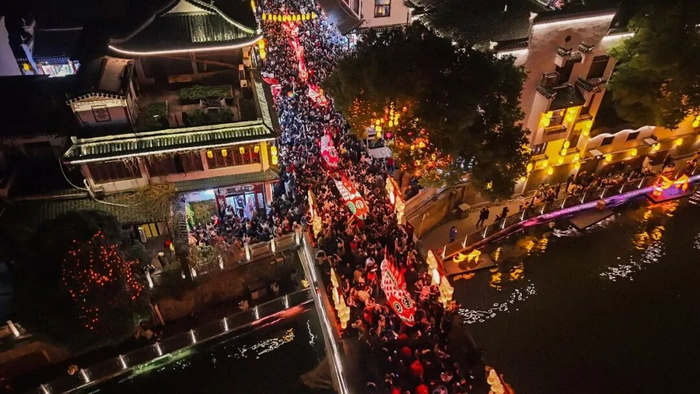 “一夜鱼龙舞”的古街盛景。邹韩欣摄