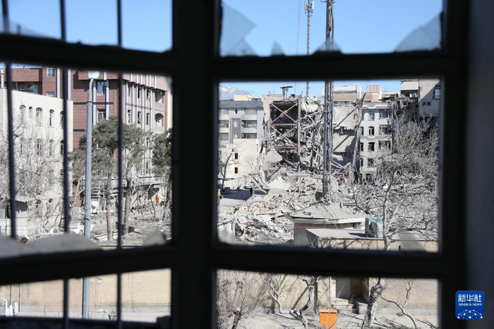 当地时间3月3日在伊朗德黑兰拍摄的一处在袭击中受损的建筑。新华社记者 沙达提 摄