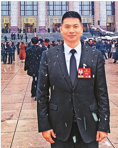 ▲图为殷其龙代表在人民大会堂前。