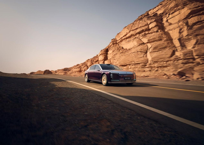 搭载896线新一代双光路图像级激光雷达的尊界S800