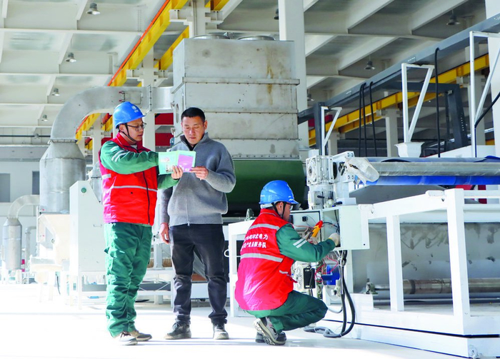 国网无极县供电公司工作人员到河北安迪新材料科技有限公司协助检查用电设备。