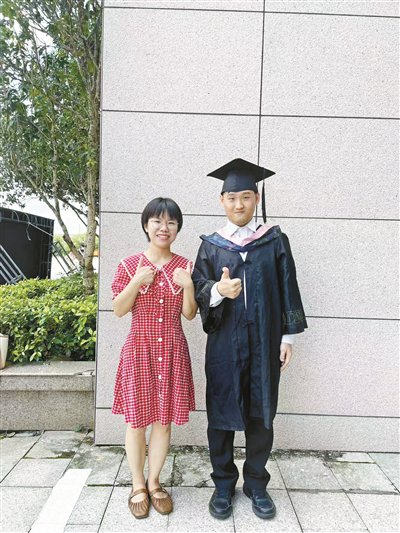 黄潮峰（右）本科毕业时与辅导员合影