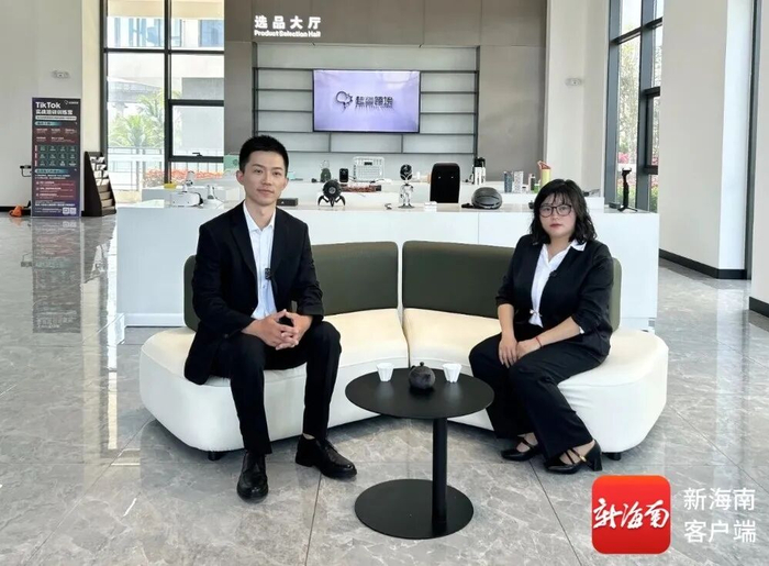 澄迈县商务局局长曾珺（右）接受澄迈县融媒体中心采访。澄迈融媒体中心供图