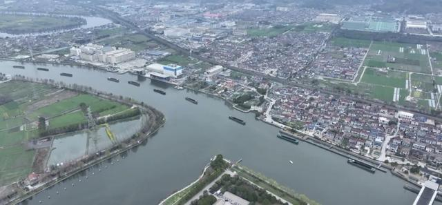 蜀山船闸附近，船舶排队有序，等待通过。 |林昱辰 摄