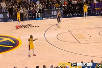 太难了！詹姆斯对抗防守转身失衡强投命中后倒地 裁判没有表示