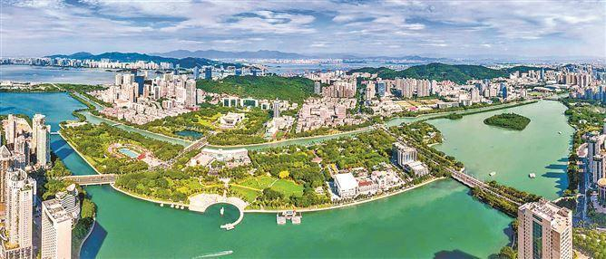 　　厦门始终坚持生态优先、绿色发展，持续深化拓展生态文明建设“厦门实践”。图为筼筜湖航拍美图。（厦门日报资料图）