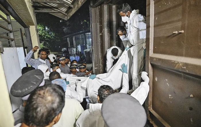 被美军炸毁的伊朗“伊里斯·德纳”号护卫舰的士兵遗体