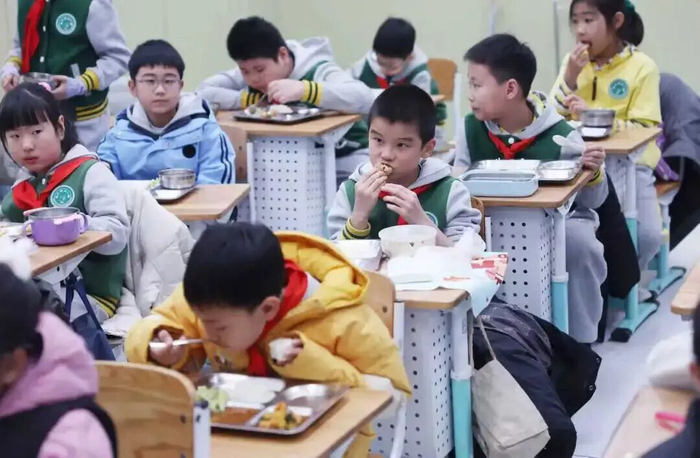 ▲3月2日，新学期首日，鸦儿胡同小学的学生们在吃校园餐。新京报记者 李木易 摄
