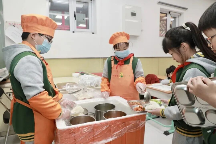 ▲鸦儿胡同小学校园餐。蔡赫 王辉 摄