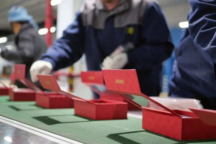 位于浙江开化县的卡牌生产基地正在生产骐骥驰骋典藏卡